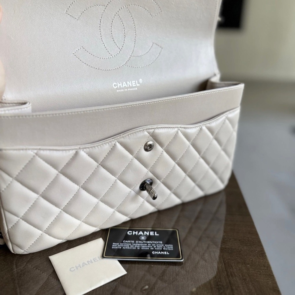 CHANEL Classic Jumbo Double Flap Bag – Ivory Quilted Lambskin - Picture 4 of 9
